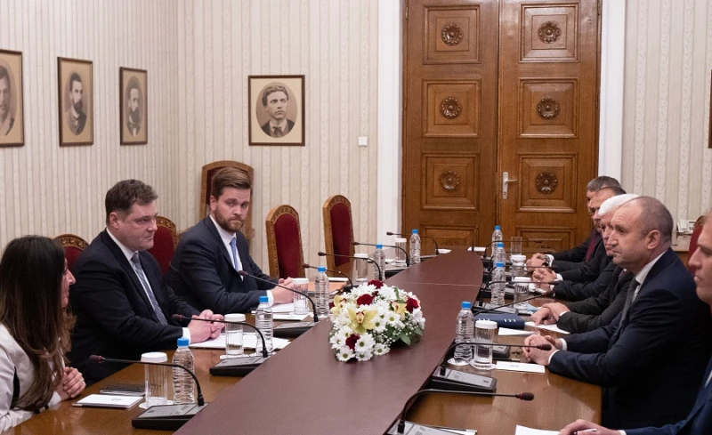 Радев обсъди корупцията у нас с Херо Мустафа и зам.-секретаря във Финансовото министерство на САЩ