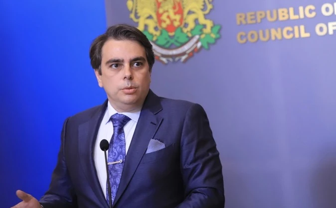 Финансовият министър: Държавните предприятия проверяват договорите си заради санкциите