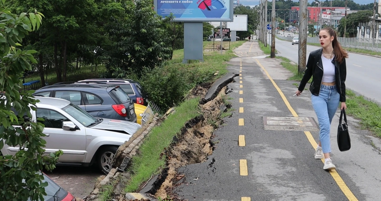 Започва проверка заради срутилата се върху пет коли велоалея