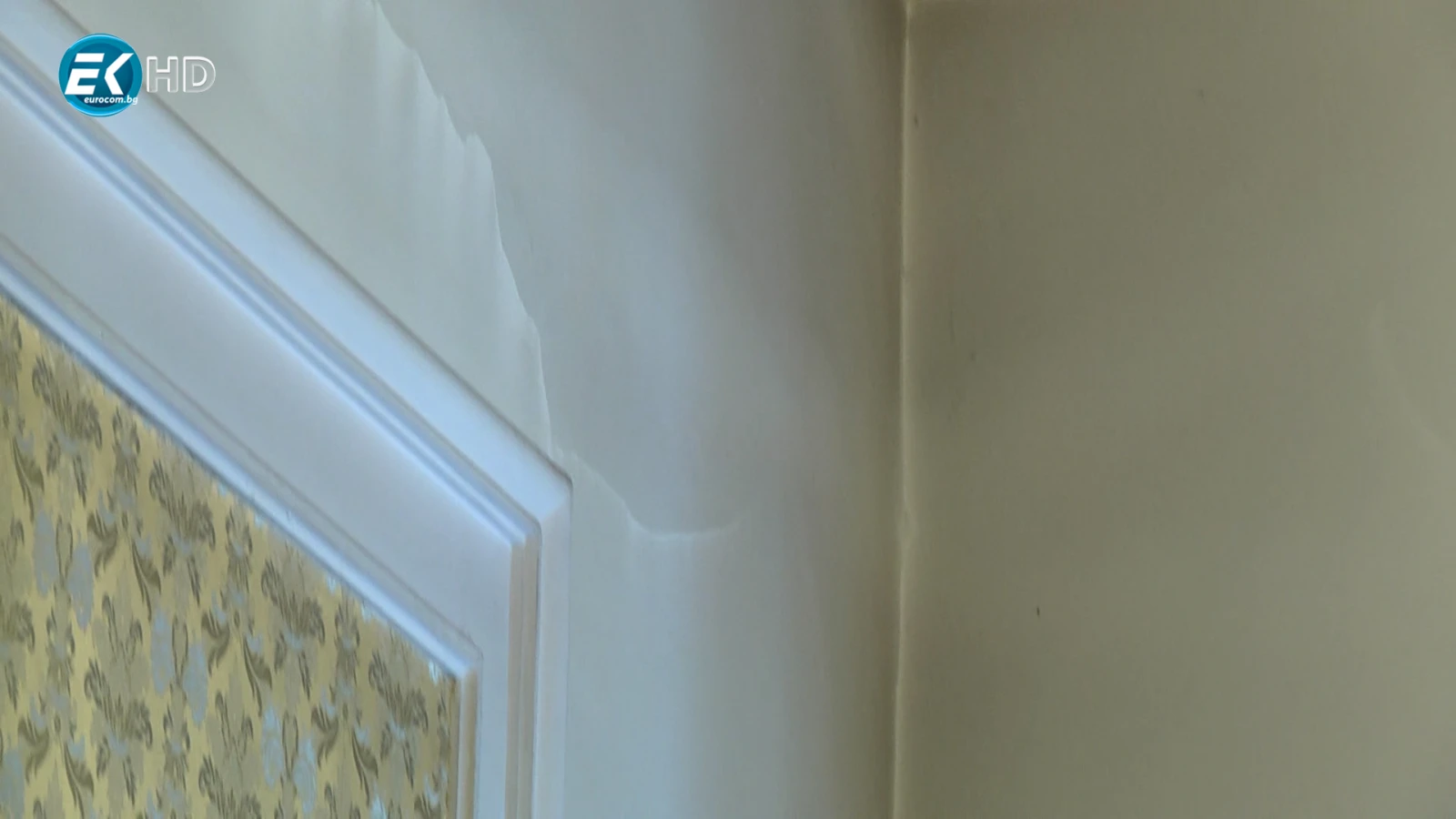 Пукнатини зейнаха в зала „Запад“ на Народното събрание (ВИДЕО)