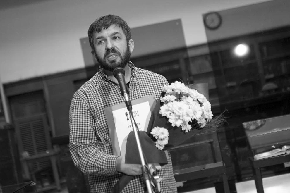 Стотици изпращат писателя Марин Бодаков в последния му земен път (СНИМКИ)