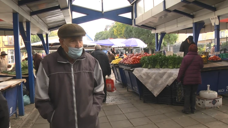 Вярват ли във ваксините срещу коронавирус на Женския пазар в София?