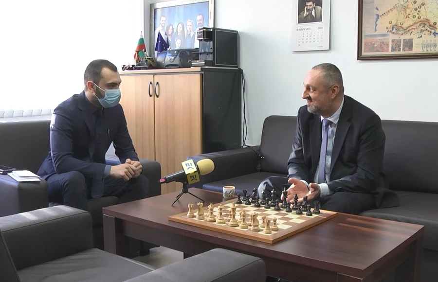Шахматното предизвикателство: Следователите чакат отговор от правителството на Петков