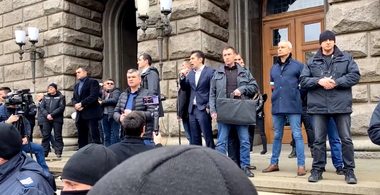 С ВИКОВЕ „ОСТАВКА“: Кирил Петков: Кога друг път премиер е идвал на крака при вас? (ВИДЕО)