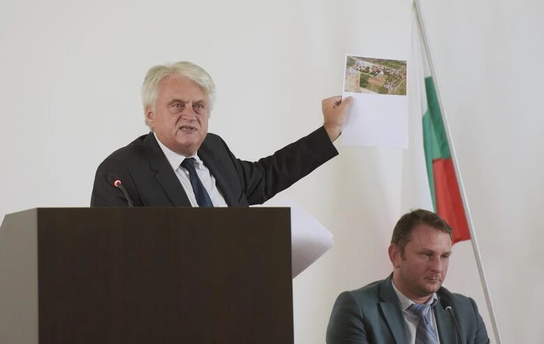 Бойко Рашков показа как се строят къщи с парите за АМ „Хемус“ (ВИДЕО)