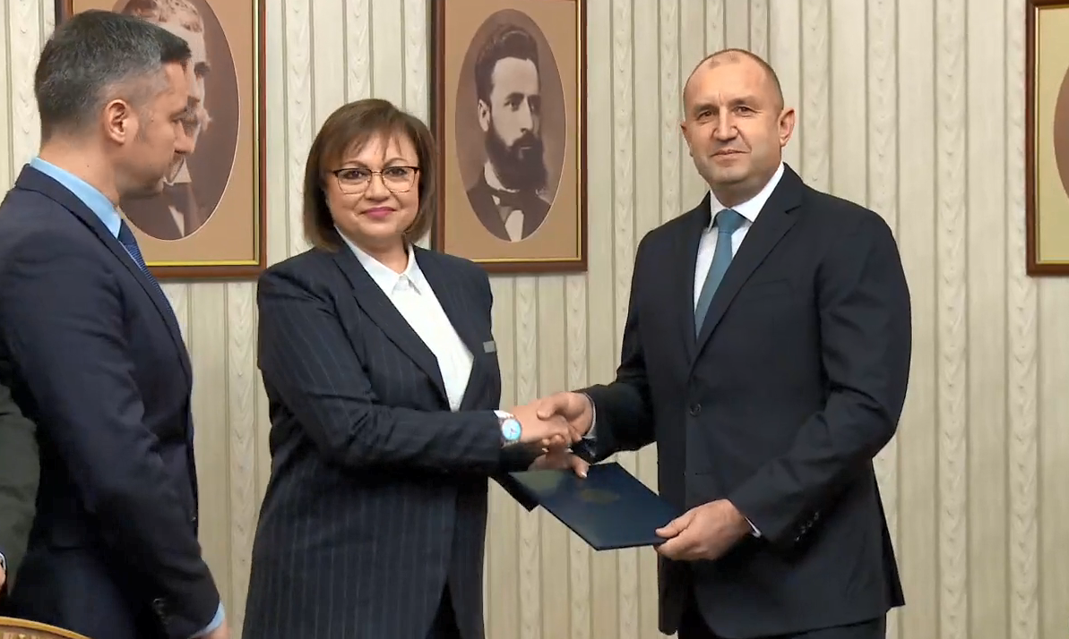 НА ЖИВО: Президентът Румен Радев връчва третия мандат на БСП (ВИДЕО)