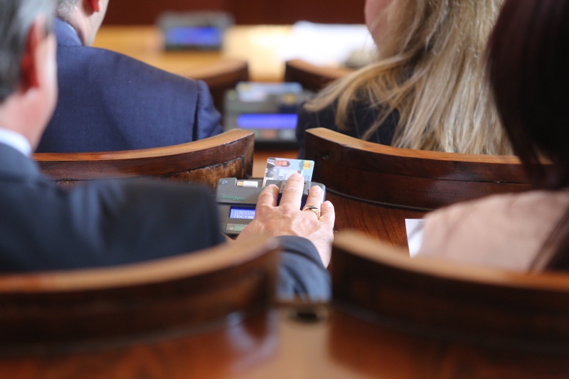 ЕДИНОДУШНО: Учебниците до 12 клас стават безплатни, решиха депутатите