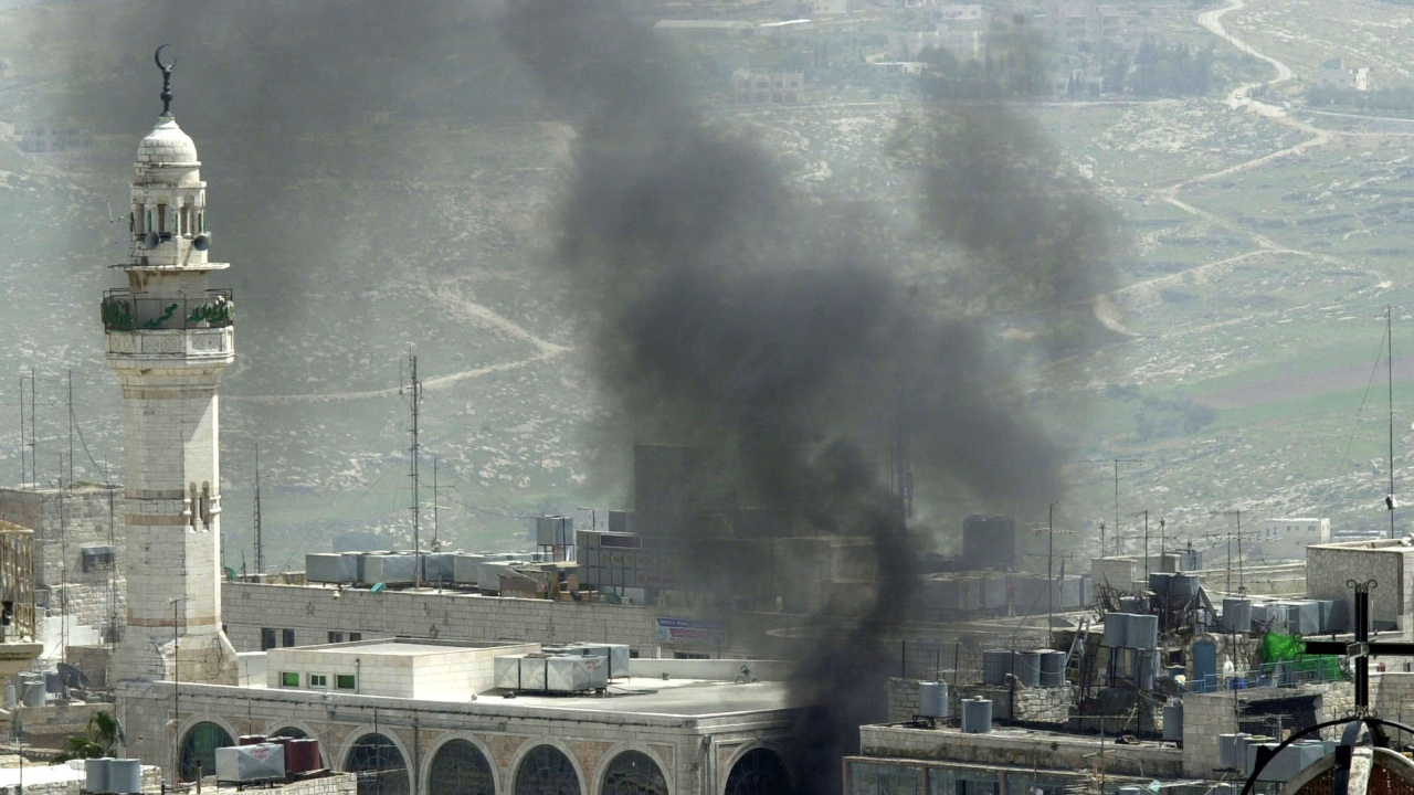 Над 70 души са ранени при взрив в джамия в Пакистан