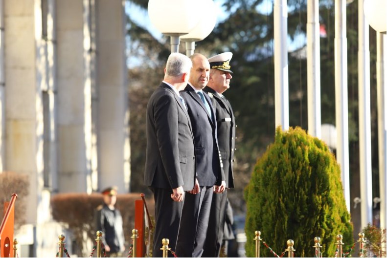 Румен Радев: Недопустимо е част от партиите да гледат на армията като донор на Украйна