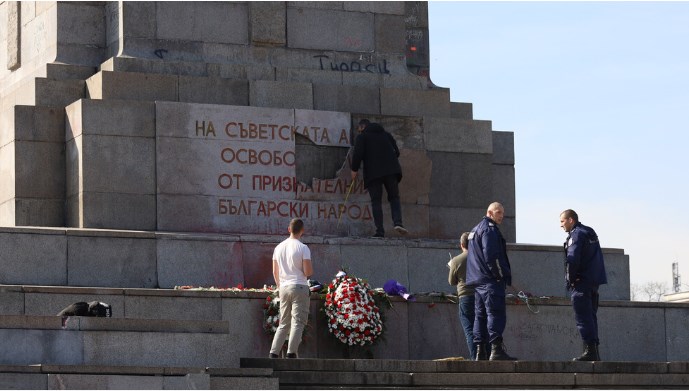 Разбиха плочата на Паметника на съветската армия в София