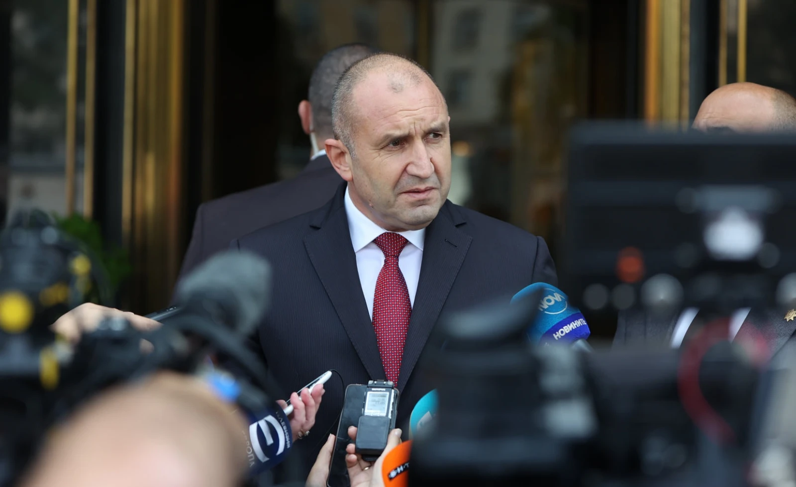 Президентът връчва орденът „Мадарски конник“ на Виталий Москаленко