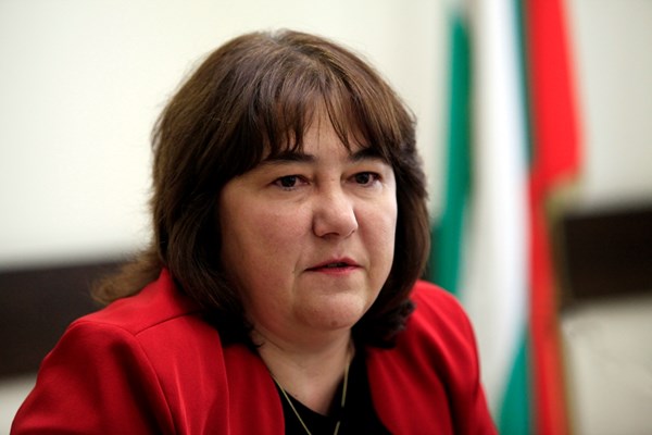 Росица Велкова иска от министерствата да свият разходите с 20% заради риск за бюджета
