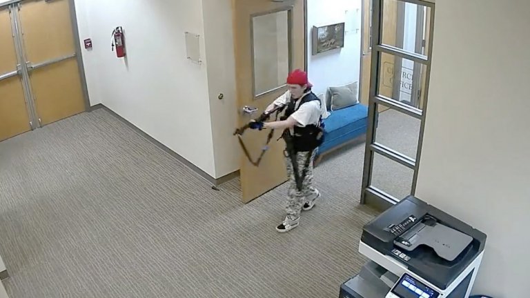 Стрелбата в САЩ: Граждани и близки на загиналите занесоха цветя и играчки в памет на жертвите