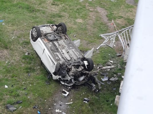 Кола се разби до мост в София