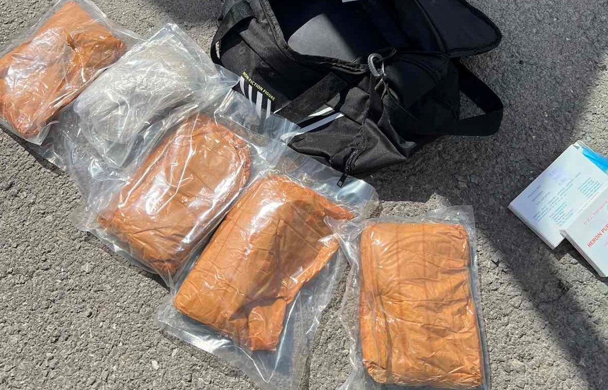 Близо 5 кг хероин и над 1 кг кокаин са задържани на ГКПП Калотина