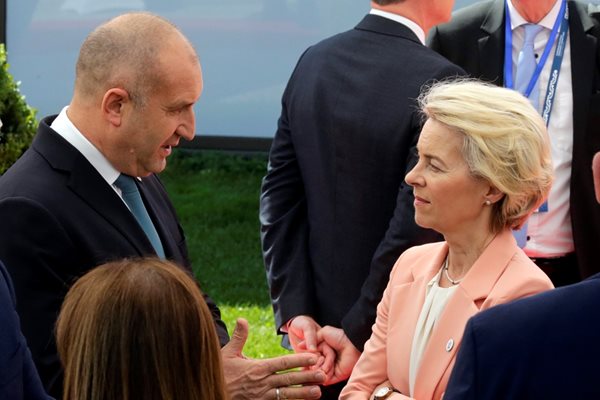 Радев: Целувката между Борисов и Петков ще роди само отвращение