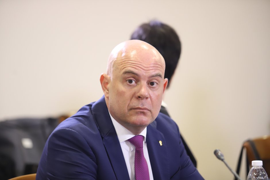 Правната комисия: Щом Гешев не е дошъл, губи право да бъде изслушан