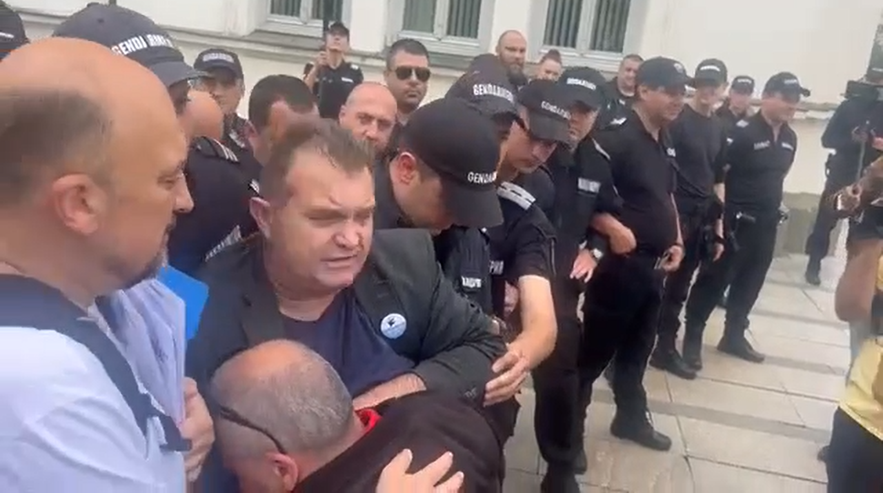 Сблъсък на протеста пред НС, председателят на „БОЕЦ“ Георги Георгиев падна на земята (ВИДЕО)