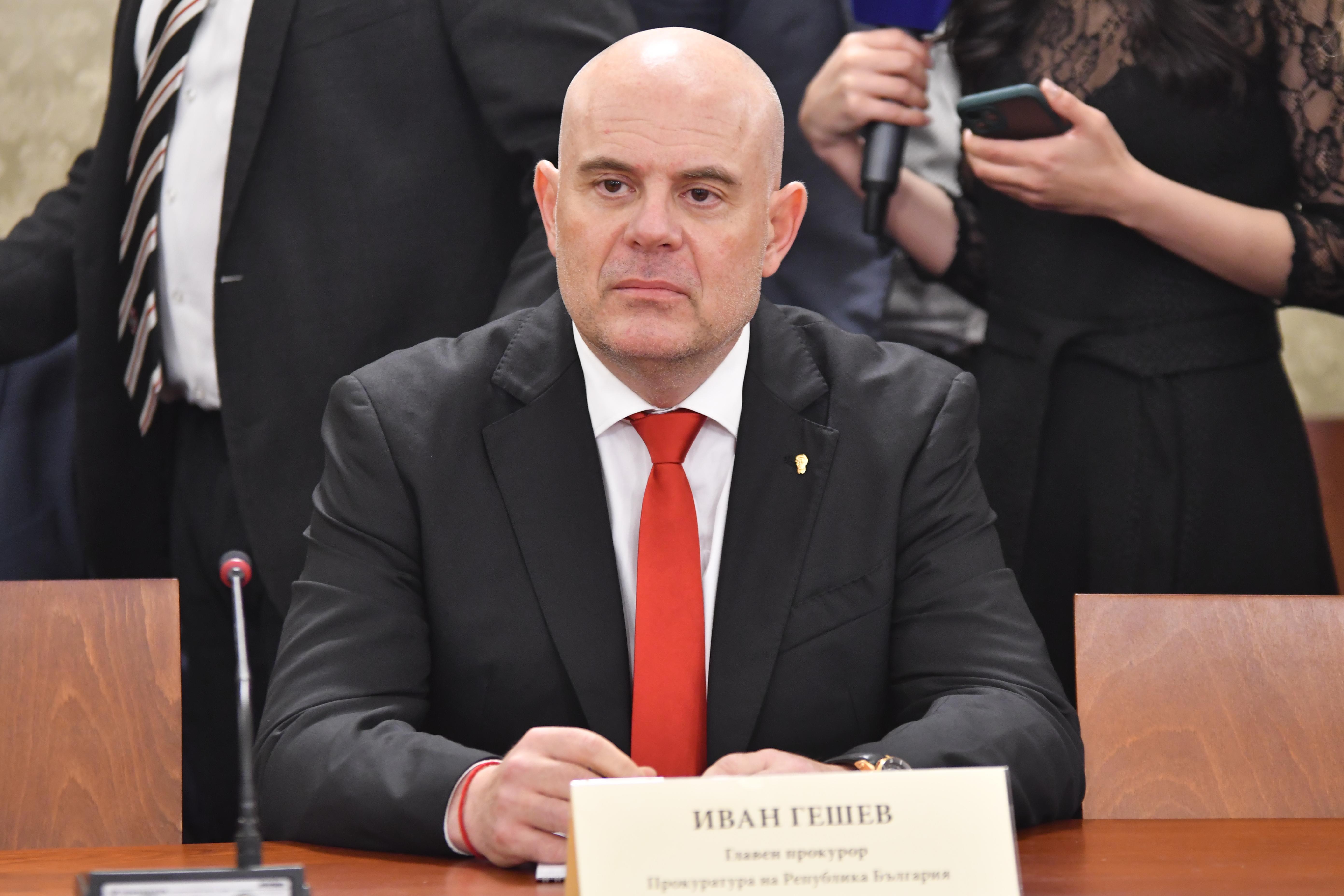 ИЗВЪНРЕДНО: Румен Радев подписа указа за отстраняване на Гешев