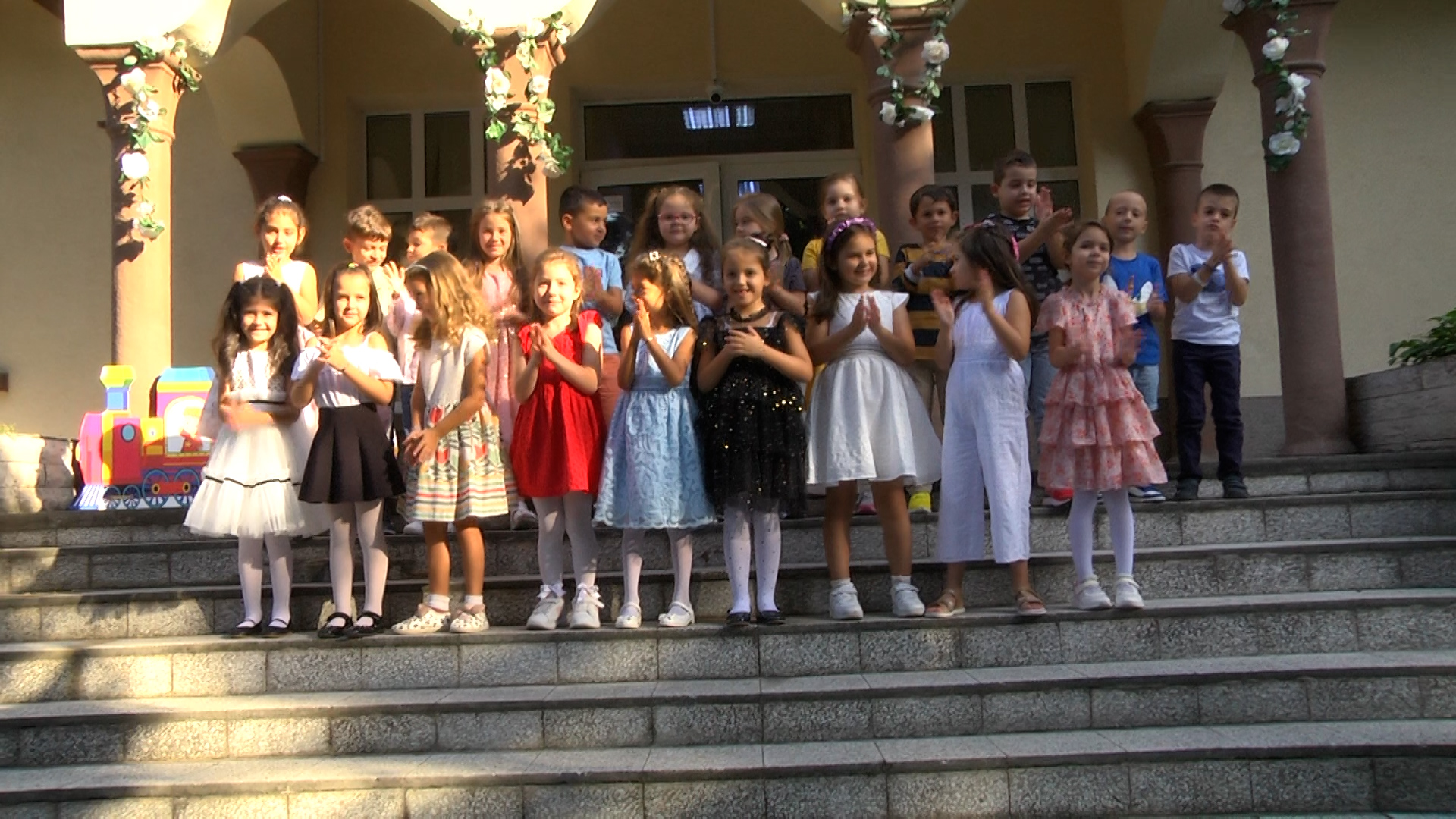 ЧЕСТИТ ПЪРВИ УЧЕБЕН ДЕН! Поздрав от най-малките