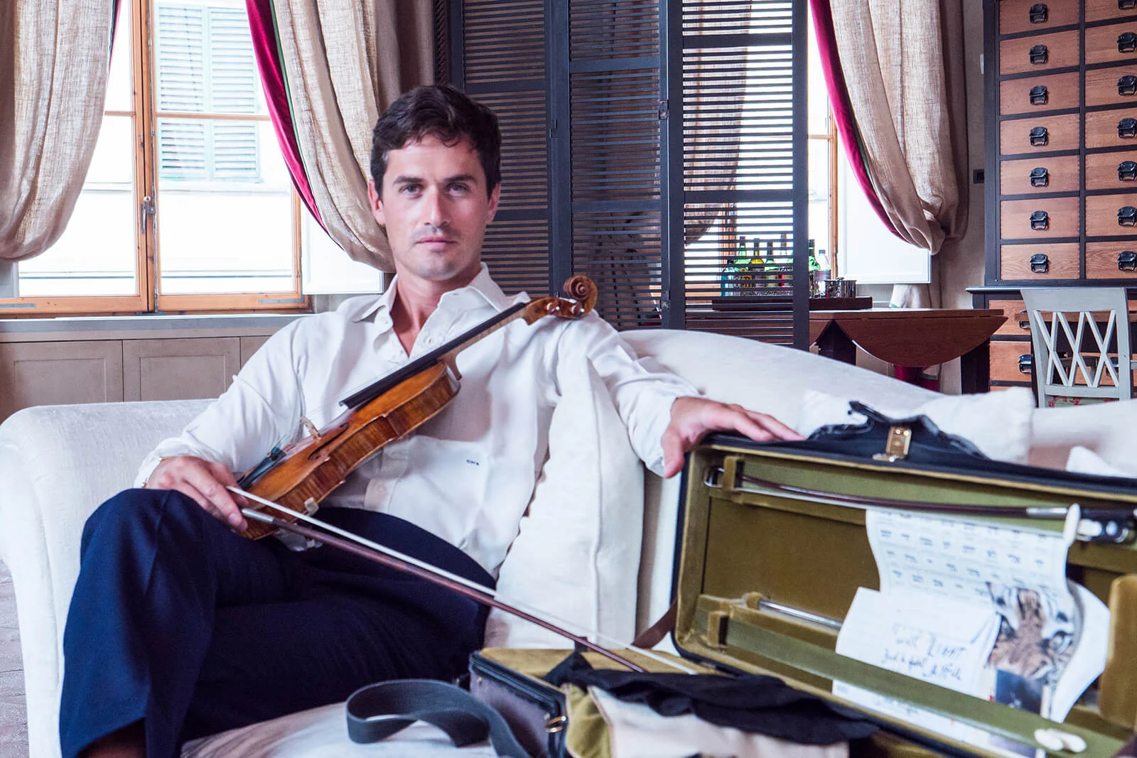 КРАЛЯТ НА ЦИГУЛКАТА: Световноизвестният цигулар Чарли Сием пристигна за концерта си в София (ВИДЕО)