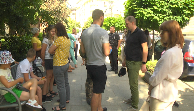 ,,РОЗОВАTA КЪЩА“: Протест срещу наркокомуна, която местят до столично училище (ВИДЕО)