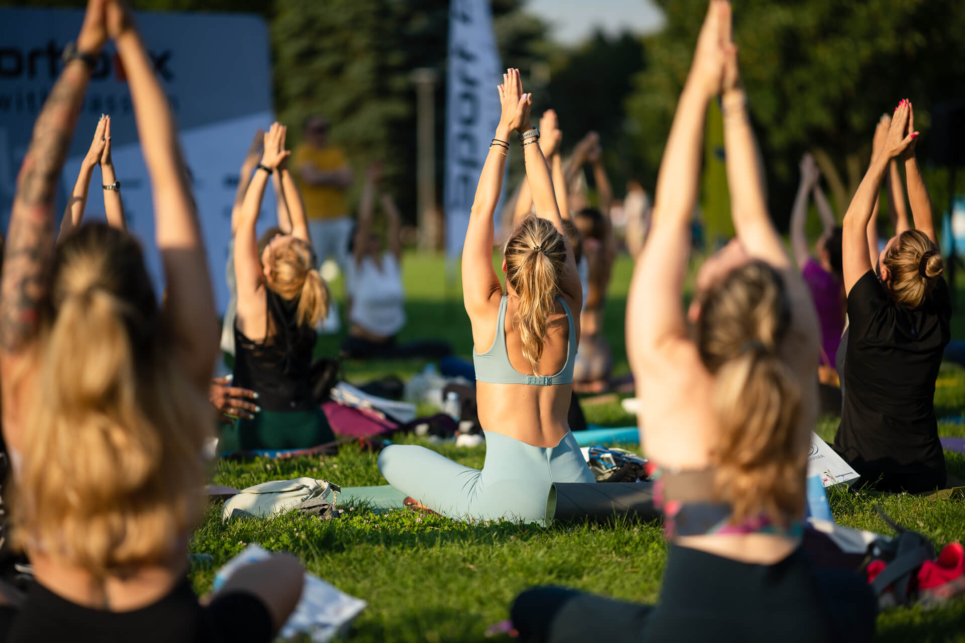 Десетки се събраха, за да отпразнуват Международният ден на йогата