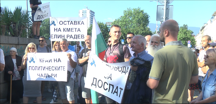 Стотици хора от Доспат протестират срещу местните дерибеи