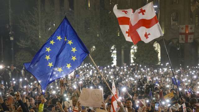 Хиляди протестиращи се събраха в грузинската столица Тбилиси след като